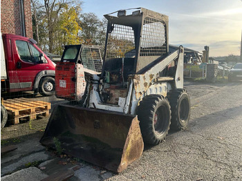 Kompaktni nakladalnik na gosenicah