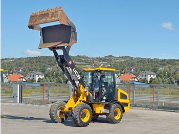 Kolesni nakladalec JCB 406