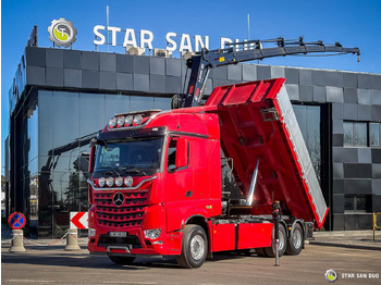 Tovornjak z dvigalom