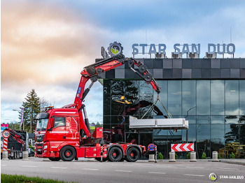 Tovornjak z dvigalom