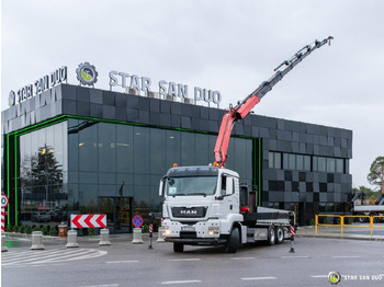 Tovornjak z dvigalom