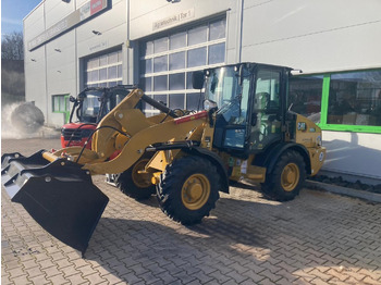 Kolesni nakladalec CATERPILLAR 906