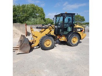 Kolesni nakladalec CATERPILLAR 906H