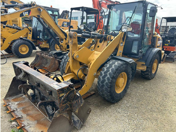 Kolesni nakladalec CATERPILLAR 906M