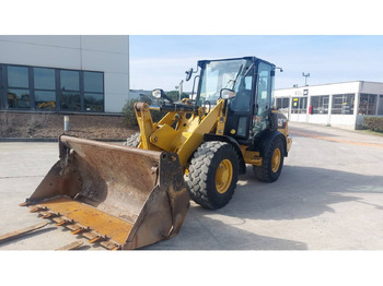 Kolesni nakladalec CATERPILLAR 906M