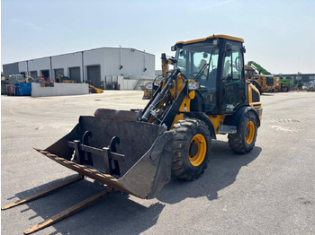 Kolesni nakladalec JCB 407