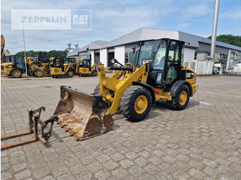 Kolesni nakladalec CATERPILLAR 906M