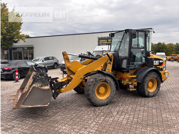 Kolesni nakladalec CATERPILLAR 908M