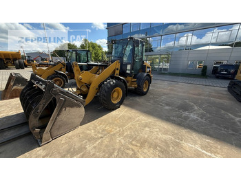 Kolesni nakladalec CATERPILLAR 908M