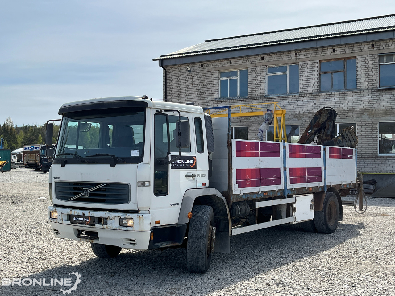 2000 Volvo FL220 4x2 + Hiab 102-4 - Tovornjak s kesonom, Tovornjak z dvigalom: slika 2 2000 Volvo FL220 4x2 + Hiab 102-4 - Tovornjak s kesonom, Tovornjak z dvigalom: slika 2