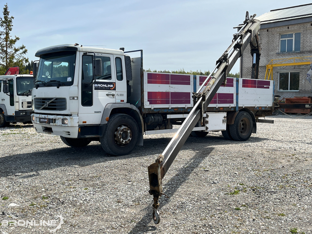 2000 Volvo FL220 4x2 + Hiab 102-4 - Tovornjak s kesonom, Tovornjak z dvigalom: slika 1 2000 Volvo FL220 4x2 + Hiab 102-4 - Tovornjak s kesonom, Tovornjak z dvigalom: slika 1