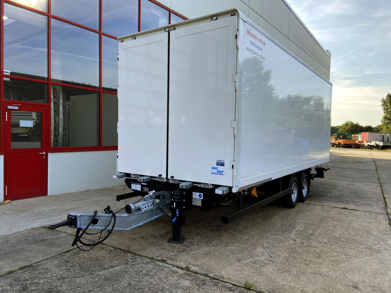 Möslein TK0105D-L Weiß Tandem Koffer, Ladebordwand 1,5 t + DurchladbarNeufahrzeug -- - Prikolica zabojnik: slika 4 Möslein TK0105D-L Weiß Tandem Koffer, Ladebordwand 1,5 t + DurchladbarNeufahrzeug -- - Prikolica zabojnik: slika 4