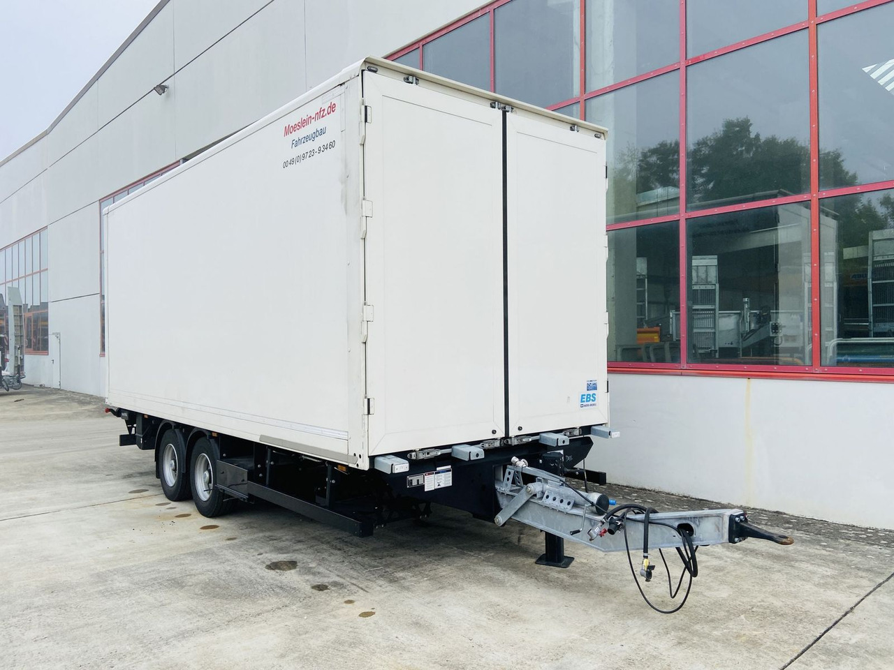 Möslein Tandem Koffer, Ladebordwand 1,5 t + Durchladbar - Prikolica zabojnik: slika 1 Möslein Tandem Koffer, Ladebordwand 1,5 t + Durchladbar - Prikolica zabojnik: slika 1