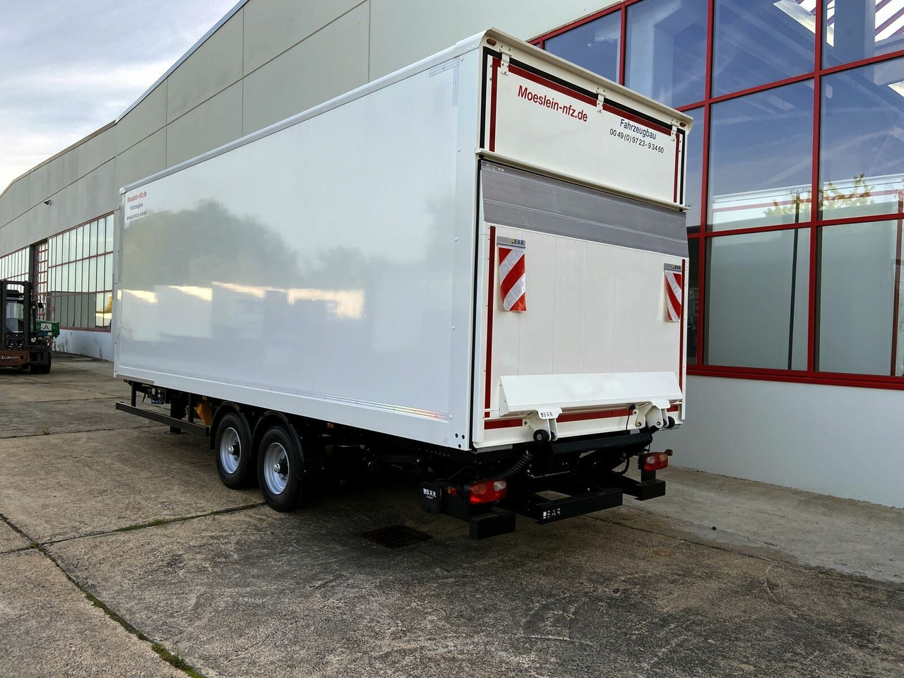 Möslein Tandem Koffer, Ladebordwand 1,5 t + Durchladbar - Prikolica zabojnik: slika 5 Möslein Tandem Koffer, Ladebordwand 1,5 t + Durchladbar - Prikolica zabojnik: slika 5