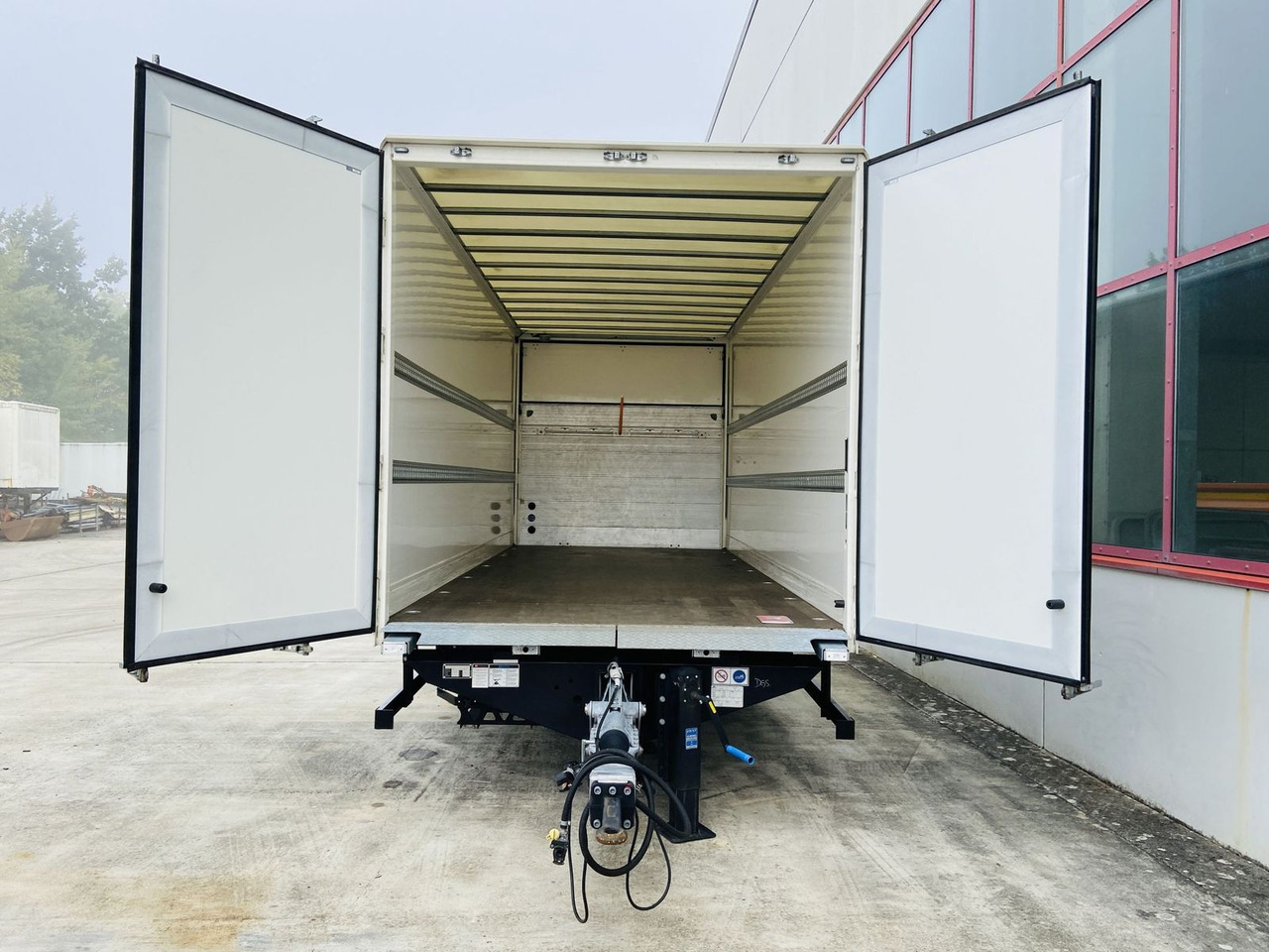 Möslein Tandem Koffer, Ladebordwand 1,5 t + Durchladbar - Prikolica zabojnik: slika 5 Möslein Tandem Koffer, Ladebordwand 1,5 t + Durchladbar - Prikolica zabojnik: slika 5
