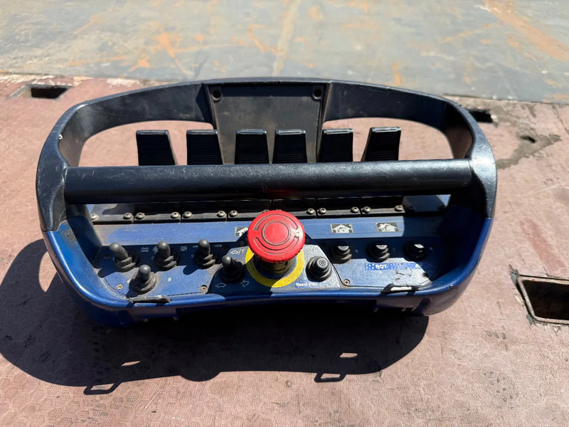 Renault Premium Lander PM 36 P radio control !!! - Tovornjak z dvigalom: slika 4 Renault Premium Lander PM 36 P radio control !!! - Tovornjak z dvigalom: slika 4