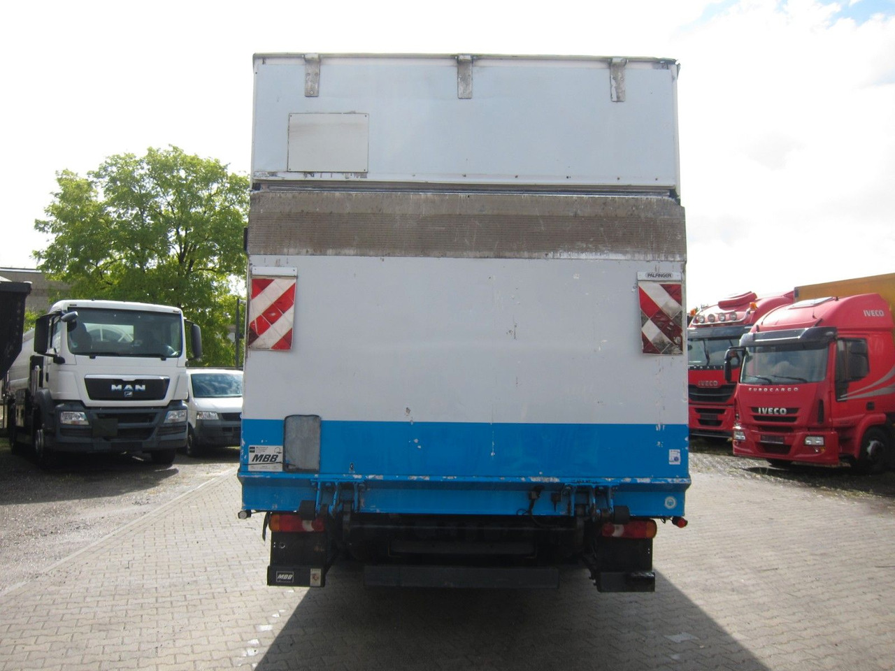 Volvo FL 240 12T Koffer KBW Manual - Tovornjak zabojnik: slika 4 Volvo FL 240 12T Koffer KBW Manual - Tovornjak zabojnik: slika 4