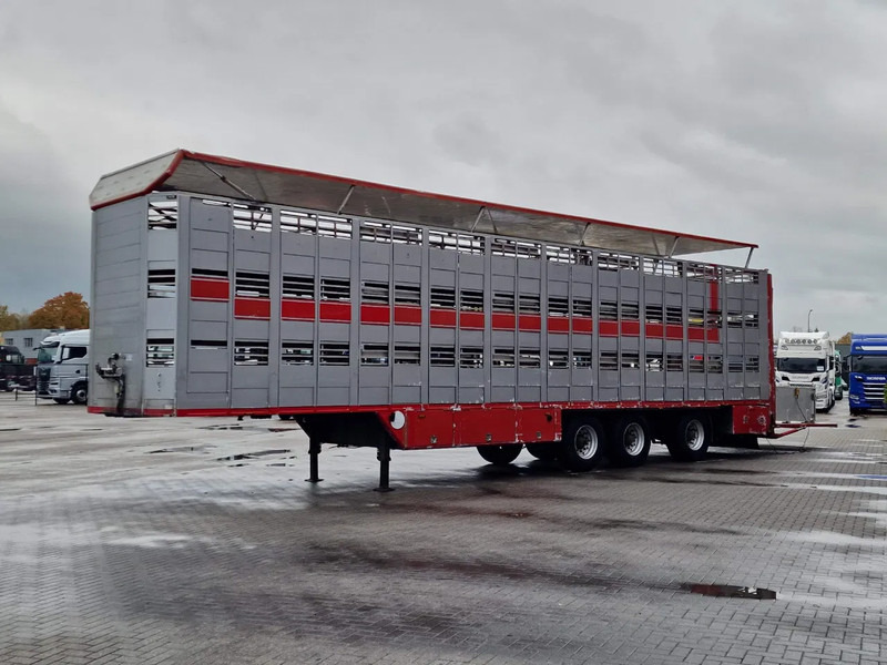CUPPERS 3 deck livestock trailer - Water & Ventilation - Loadlift - Steering axle - Polprikolica za prevoz živine: slika 4 CUPPERS 3 deck livestock trailer - Water & Ventilation - Loadlift - Steering axle - Polprikolica za prevoz živine: slika 4
