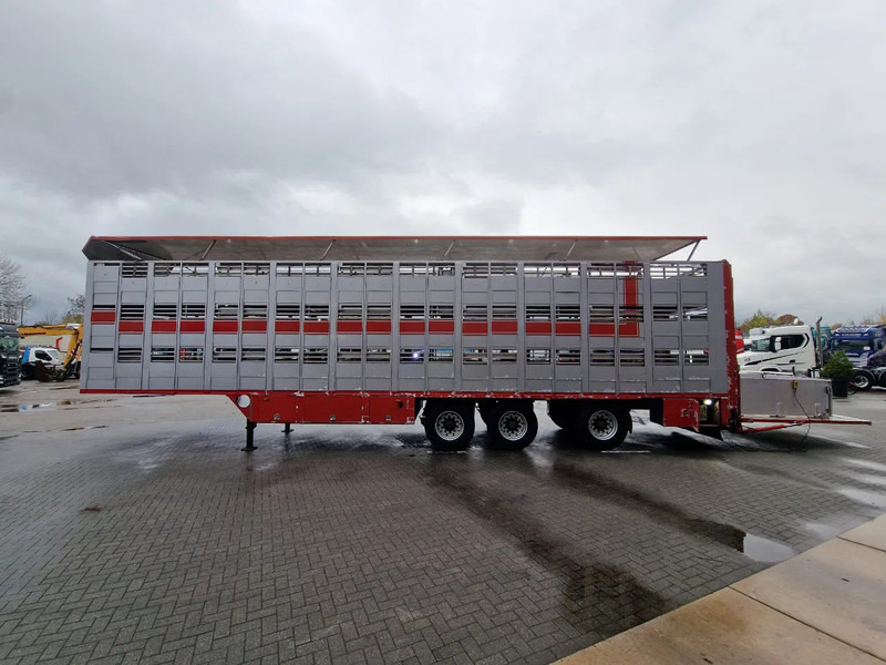 CUPPERS 3 deck livestock trailer - Water & Ventilation - Loadlift - Steering axle - Polprikolica za prevoz živine: slika 5 CUPPERS 3 deck livestock trailer - Water & Ventilation - Loadlift - Steering axle - Polprikolica za prevoz živine: slika 5