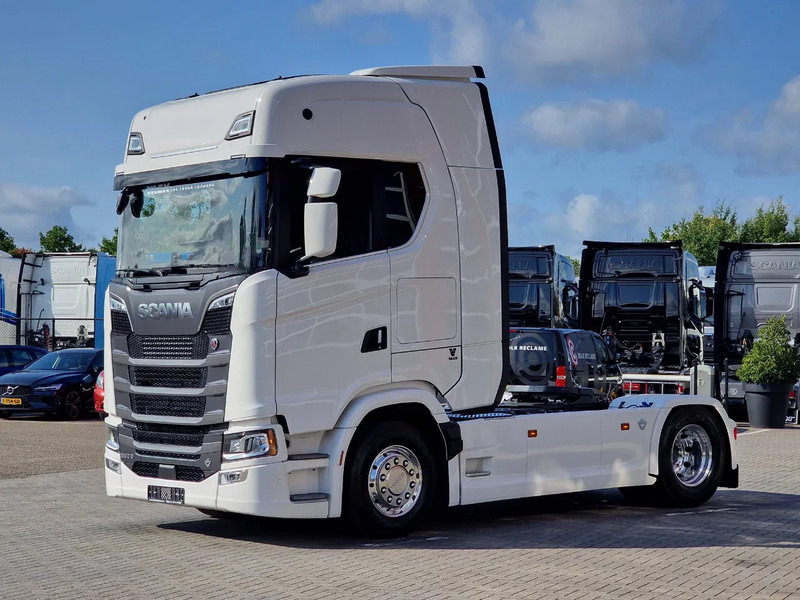Scania 590S V8 NGS Highline 4x2 - New - Facelift - Full spec - Retarder - Leather - Full air - Vlačilec: slika 3 Scania 590S V8 NGS Highline 4x2 - New - Facelift - Full spec - Retarder - Leather - Full air - Vlačilec: slika 3