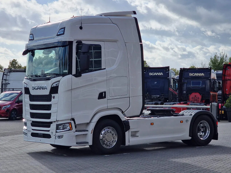 Scania 590S V8 NGS Highline 4x2 - New - Retarder - Leather - Alloy wheels Led - Navi - NEW! - Vlačilec: slika 3 Scania 590S V8 NGS Highline 4x2 - New - Retarder - Leather - Alloy wheels Led - Navi - NEW! - Vlačilec: slika 3
