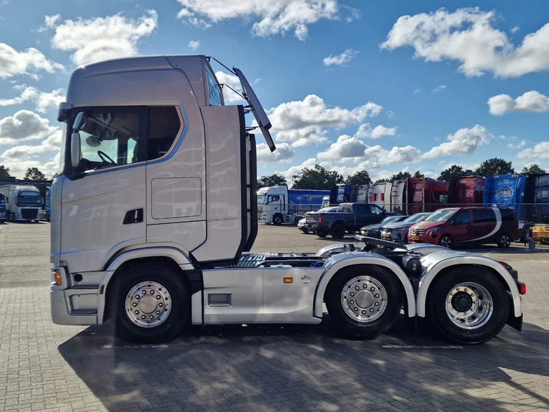 Scania 660S V8 NGS Highline 6x2/4 - New - Full spec - Retarder - Night clima - Led - Leather - Navi - Vlačilec: slika 4 Scania 660S V8 NGS Highline 6x2/4 - New - Full spec - Retarder - Night clima - Led - Leather - Navi - Vlačilec: slika 4