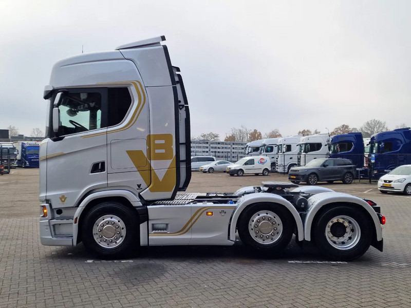 Scania 660S V8 NGS Highline 6x2/4 - New - Full spec - Retarder - Night clima - Led - Leather - Navi - Vlačilec: slika 4 Scania 660S V8 NGS Highline 6x2/4 - New - Full spec - Retarder - Night clima - Led - Leather - Navi - Vlačilec: slika 4