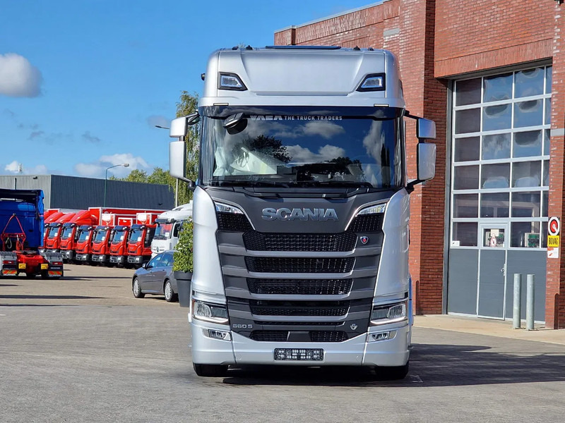 Scania 660S V8 NGS Highline 6x2/4 - New - Full spec - Retarder - Night clima - Led - Leather - Navi - Vlačilec: slika 2 Scania 660S V8 NGS Highline 6x2/4 - New - Full spec - Retarder - Night clima - Led - Leather - Navi - Vlačilec: slika 2