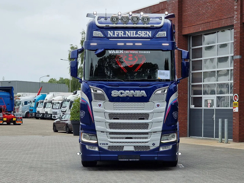 Scania 770S V8 NGS Highline 6x2 - Show truck - Special paint - Custom interior - Retarder - Full air - Night clima - Vlačilec: slika 2 Scania 770S V8 NGS Highline 6x2 - Show truck - Special paint - Custom interior - Retarder - Full air - Night clima - Vlačilec: slika 2