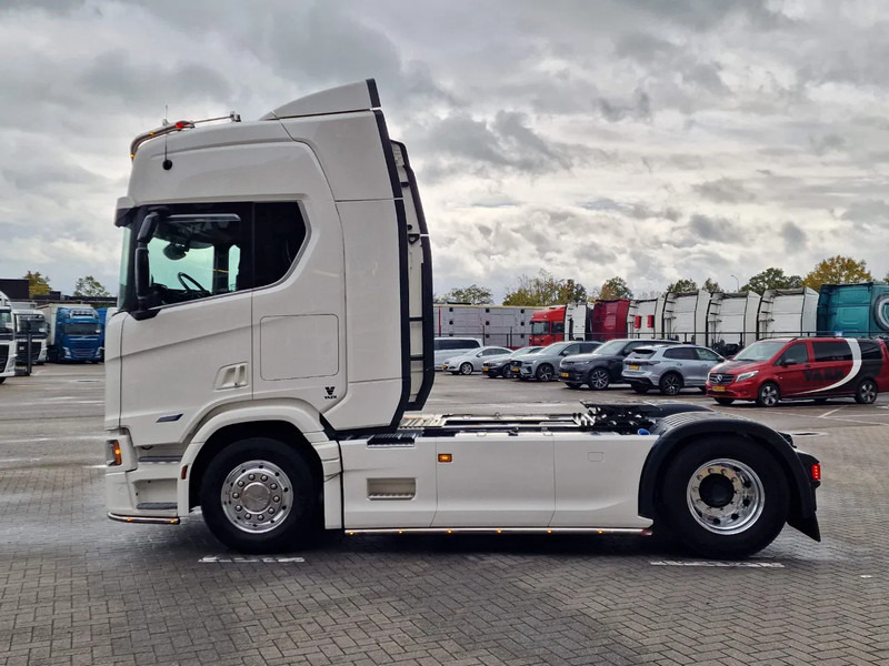 Scania R560 Highline 4x2 - Like new - Full spec - Facelift - Retarder - Night clima - Full air - Alloy wheels - Vlačilec: slika 4 Scania R560 Highline 4x2 - Like new - Full spec - Facelift - Retarder - Night clima - Full air - Alloy wheels - Vlačilec: slika 4