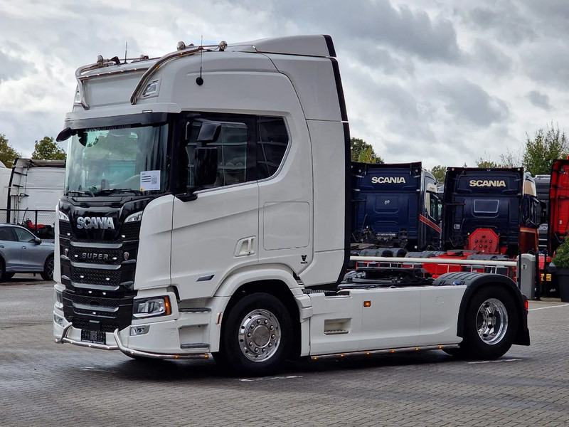 Scania R560 Highline 4x2 - Like new - Full spec - Facelift - Retarder - Night clima - Full air - Alloy wheels - Vlačilec: slika 3 Scania R560 Highline 4x2 - Like new - Full spec - Facelift - Retarder - Night clima - Full air - Alloy wheels - Vlačilec: slika 3
