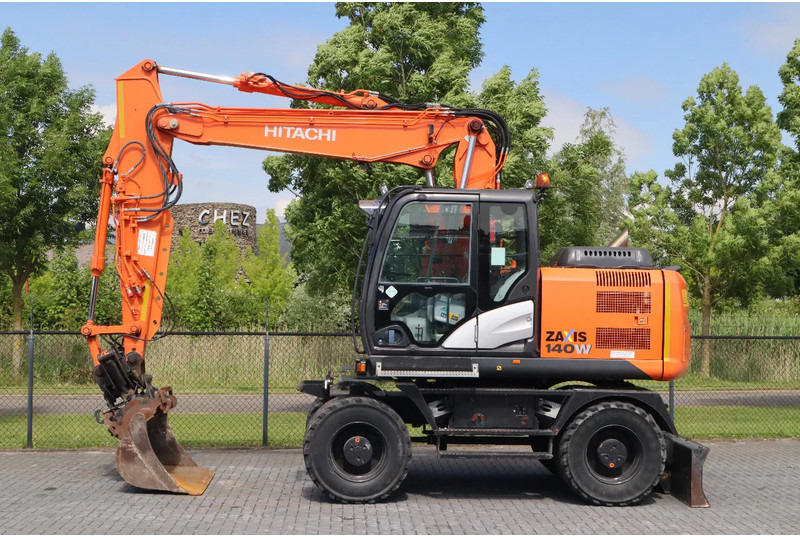 Hitachi ZX 140 W-5B | TILT QC | BUCKET | DOZER BLADE | DUTCH REG. - Bager na kolesih: slika 1 Hitachi ZX 140 W-5B | TILT QC | BUCKET | DOZER BLADE | DUTCH REG. - Bager na kolesih: slika 1