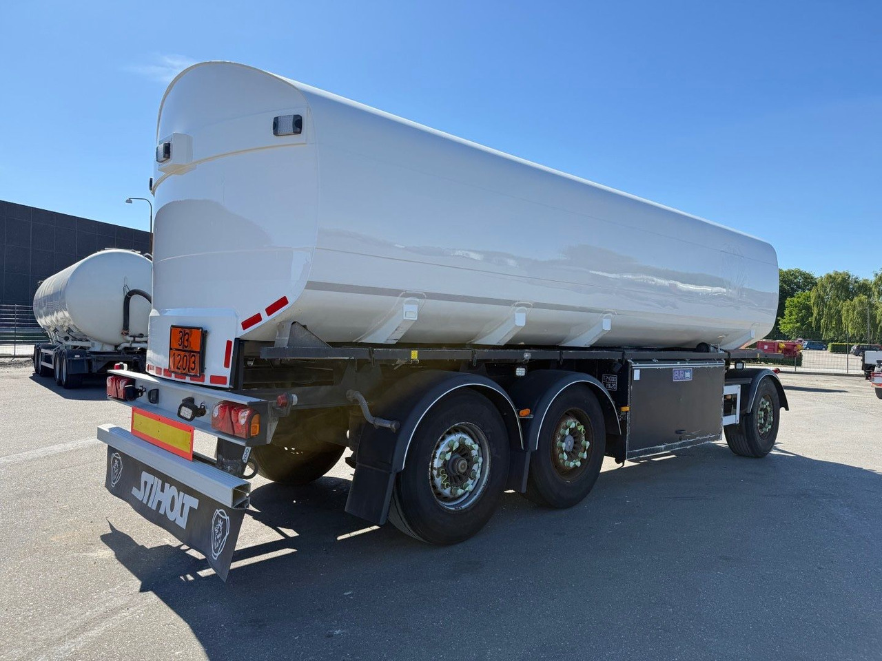 Eurotank 3 axle ET-26-4 ADR 25.500 L 4 Room - Prikolica cisterna: slika 3 Eurotank 3 axle ET-26-4 ADR 25.500 L 4 Room - Prikolica cisterna: slika 3
