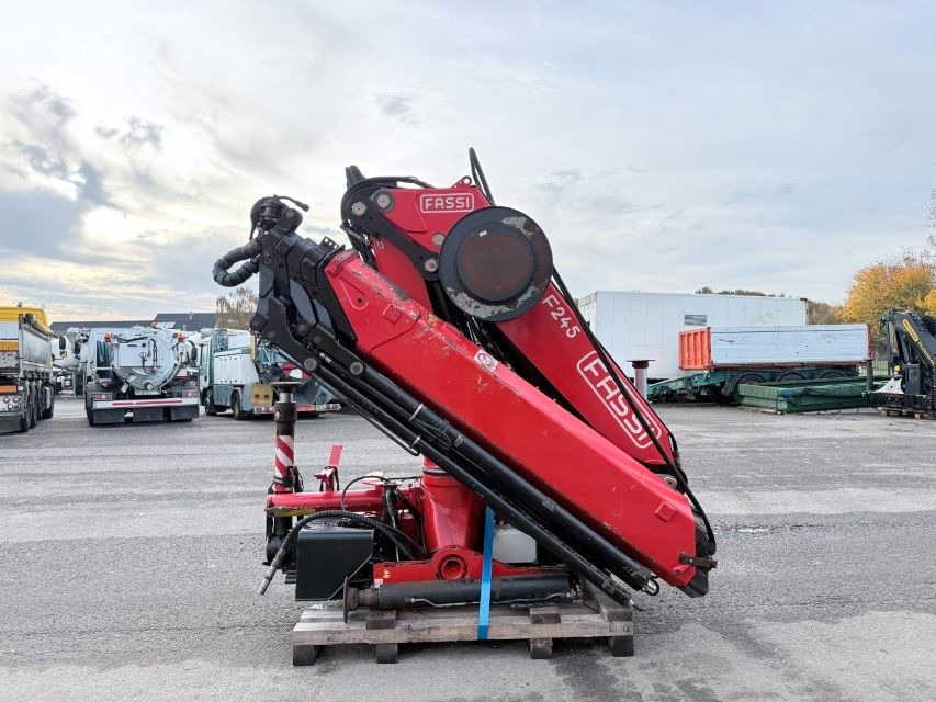 Fassi F245A.2.25 E-Dynamic Radio Remote / Crane - Tovornjak z dvigalom: slika 1 Fassi F245A.2.25 E-Dynamic Radio Remote / Crane - Tovornjak z dvigalom: slika 1