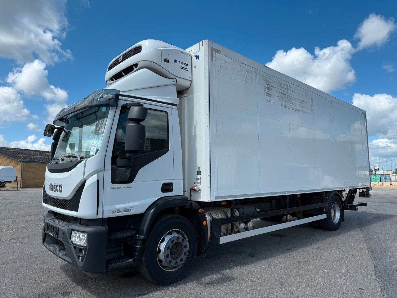 Iveco 180E32 4x2 Schmitz / Thermo King T-1200R Spectru Iveco 180E32 4x2 Schmitz / Thermo King T-1200R Spectru - Tovornjak hladilnik: slika 1 Iveco 180E32 4x2 Schmitz / Thermo King T-1200R Spectru Iveco 180E32 4x2 Schmitz / Thermo King T-1200R Spectru - Tovornjak hladilnik: slika 1