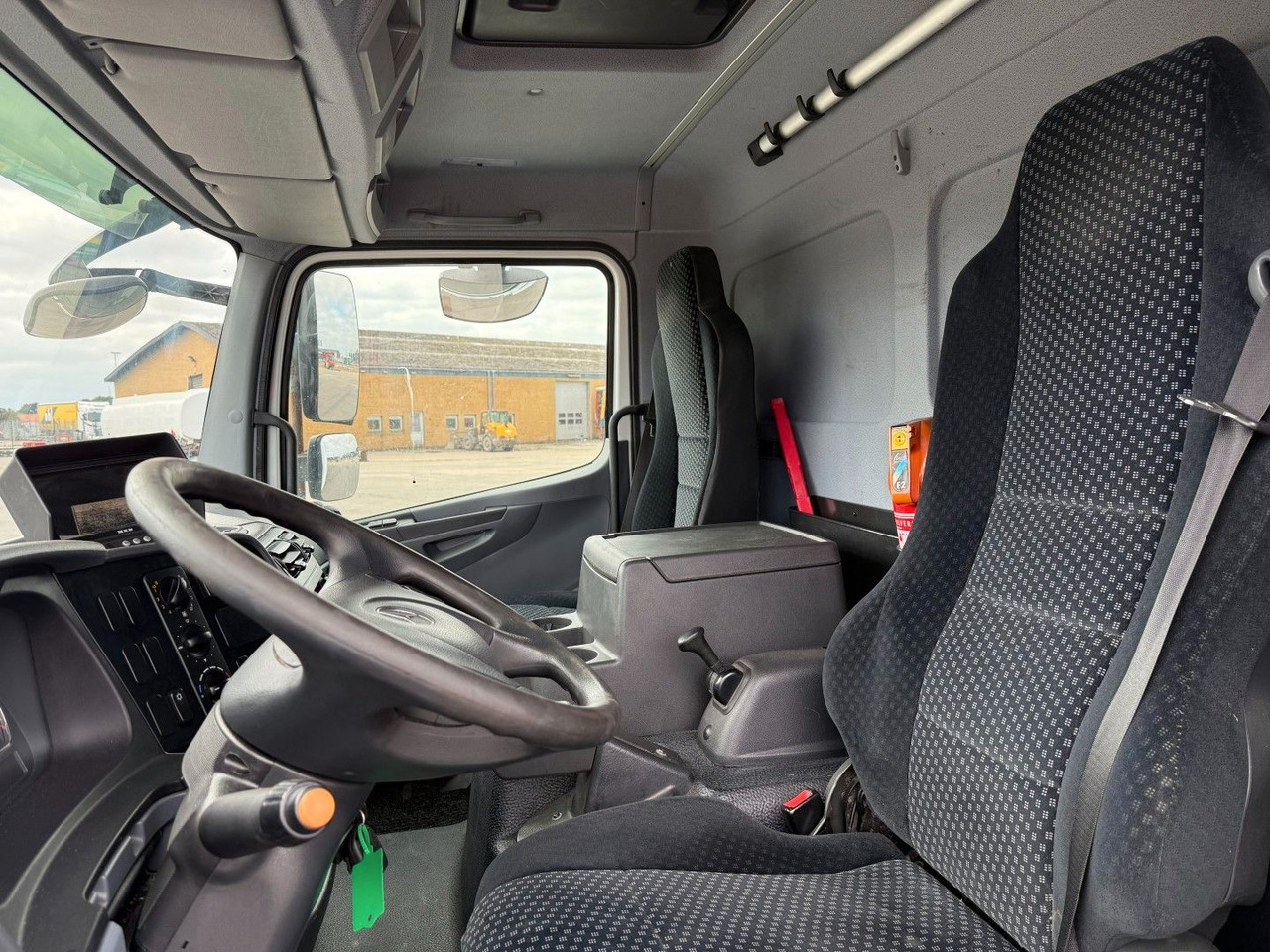 Tovornjak zabojnik Mercedes-Benz Atego 1218 4x2 Euro 5 8,0 m. koffer: slika 10