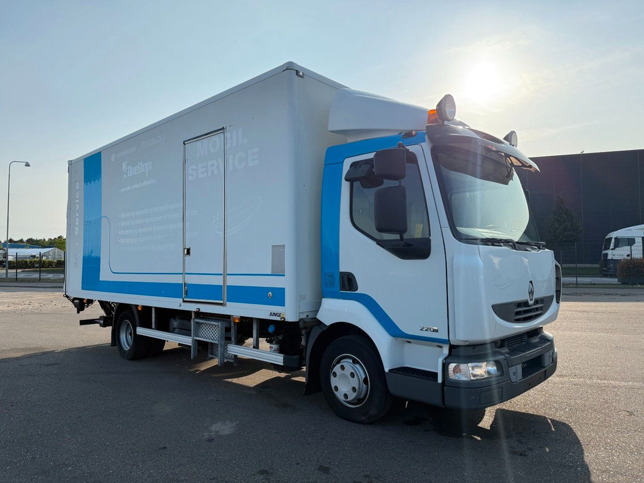 Renault Midlum 220 DXI 4x2 6.0 Box / Koffer - Tovornjak zabojnik: slika 2 Renault Midlum 220 DXI 4x2 6.0 Box / Koffer - Tovornjak zabojnik: slika 2
