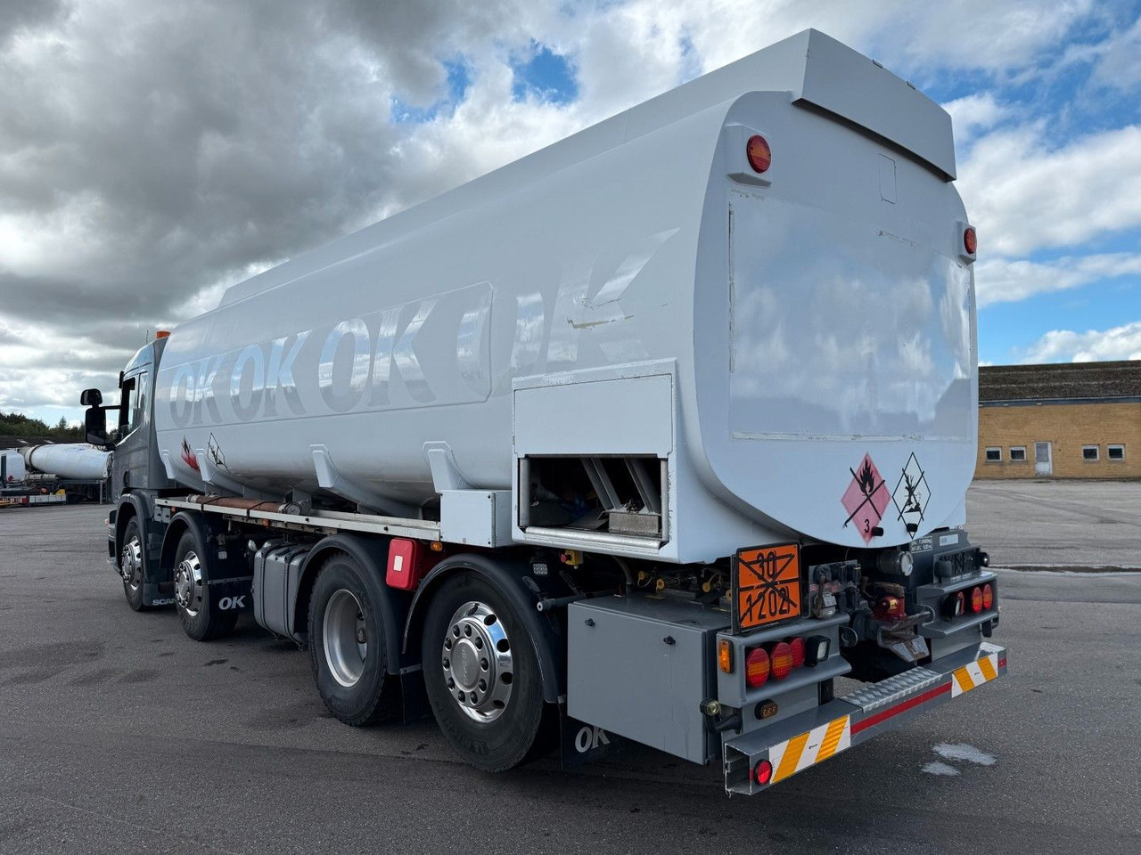 Scania P400 8x2*6 HMK Bilcon 24.000 l. ADR Euro 5 - Tovornjak cisterna: slika 4 Scania P400 8x2*6 HMK Bilcon 24.000 l. ADR Euro 5 - Tovornjak cisterna: slika 4