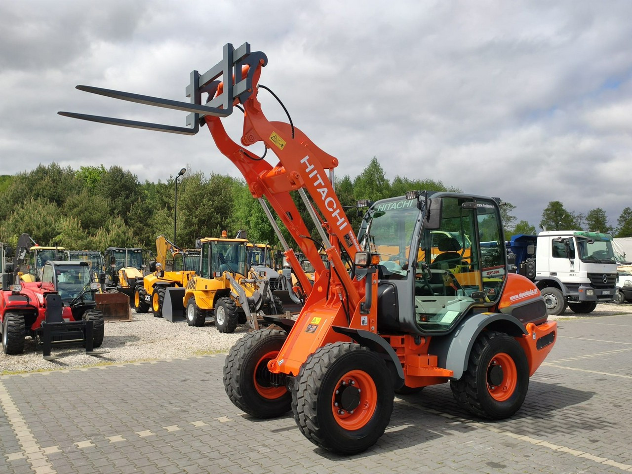 Hitachi ZW75 Wheel Loader Szybko-Złącze Widły Stan Bardzo Dobry - Kolesni nakladalec: slika 1 Hitachi ZW75 Wheel Loader Szybko-Złącze Widły Stan Bardzo Dobry - Kolesni nakladalec: slika 1