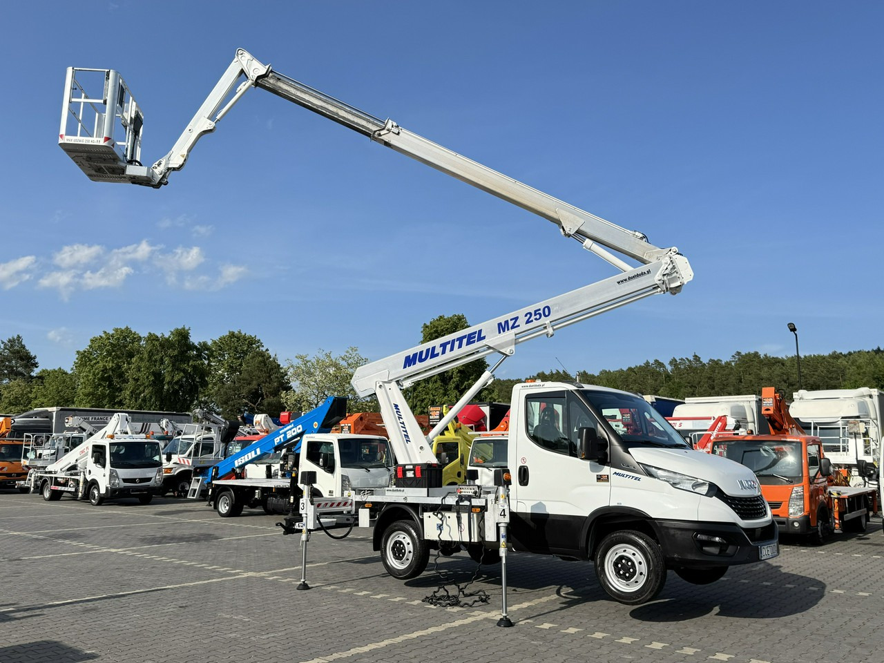 Iveco Daily 35S14 - Dvižna ploščad montirana na tovornjak: slika 1 Iveco Daily 35S14 - Dvižna ploščad montirana na tovornjak: slika 1