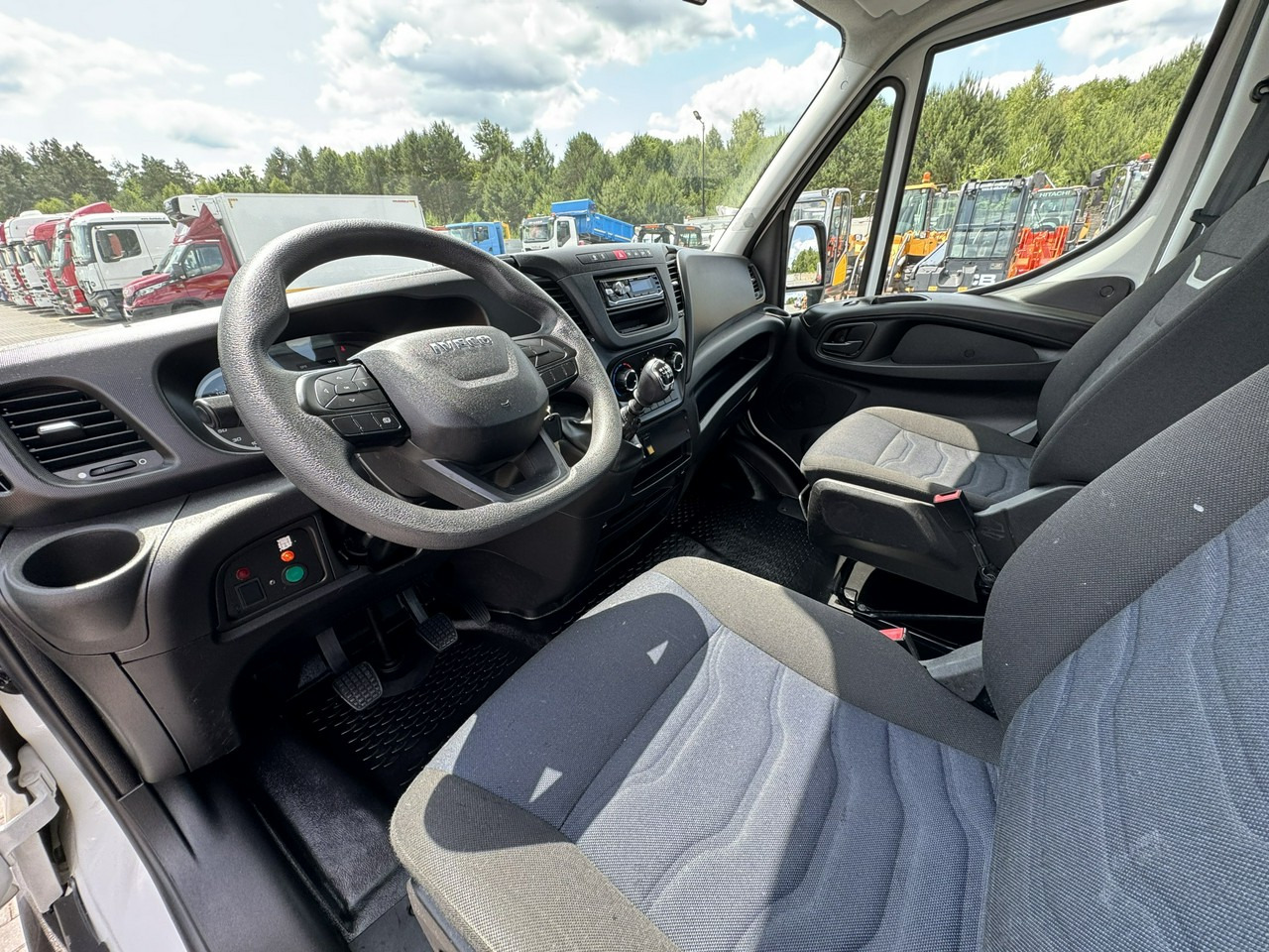 Dvižna ploščad montirana na tovornjak Iveco Daily 35S14: slika 26