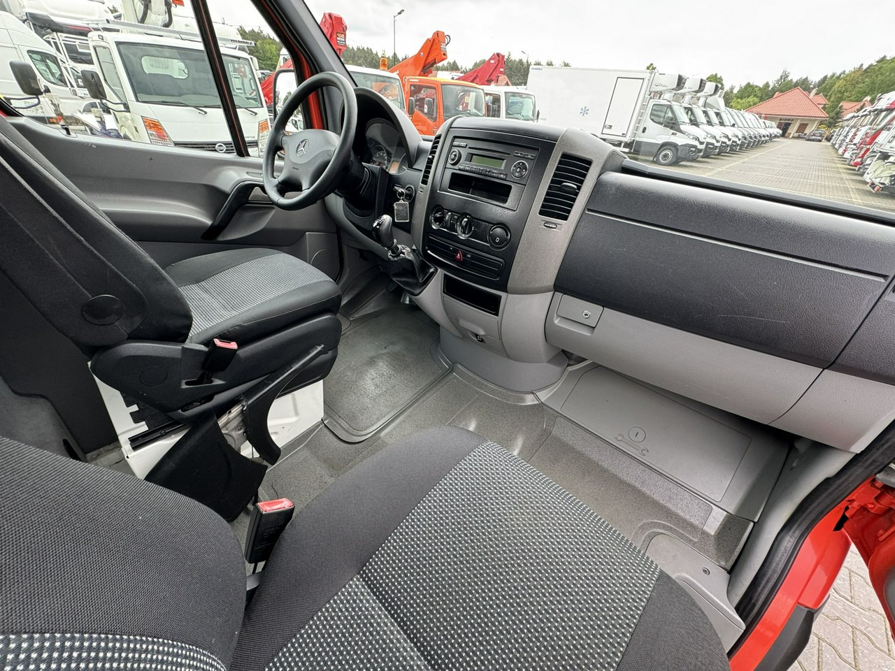 Dvižna ploščad montirana na tovornjak Mercedes Sprinter: slika 23