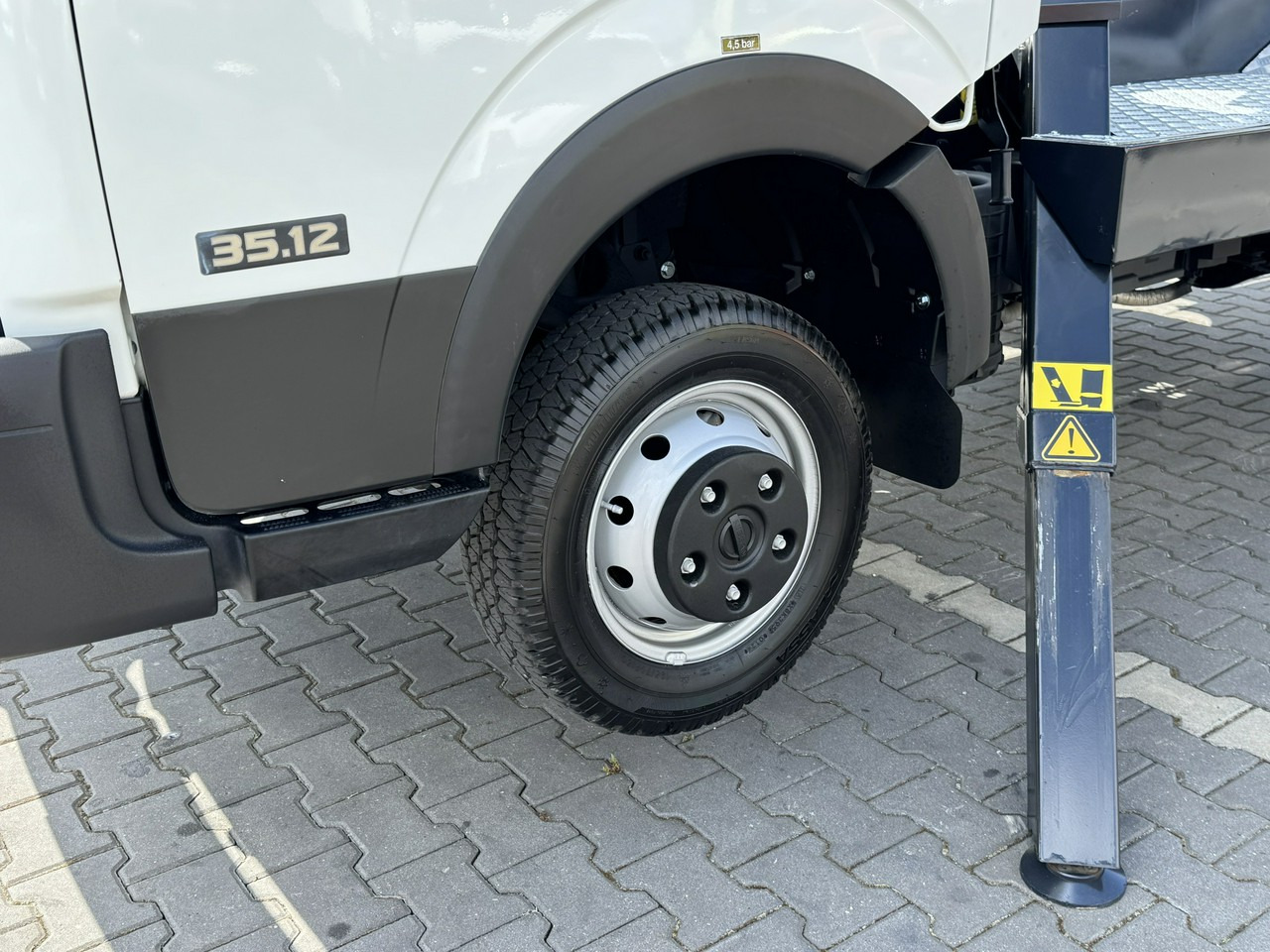 Nissan Cabstar - Dvižna ploščad montirana na tovornjak: slika 3 Nissan Cabstar - Dvižna ploščad montirana na tovornjak: slika 3