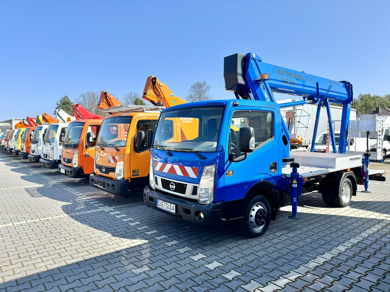 Nissan Cabstar - Dvižna ploščad montirana na tovornjak: slika 1 Nissan Cabstar - Dvižna ploščad montirana na tovornjak: slika 1