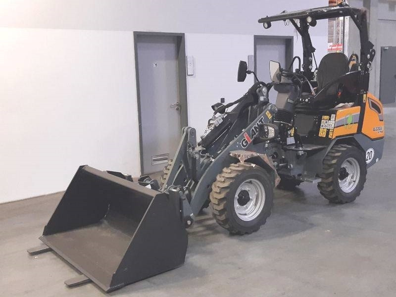 Giant G 2200 E X-Tra Elektro / electric - Mini nakladalec: slika 2 Giant G 2200 E X-Tra Elektro / electric - Mini nakladalec: slika 2