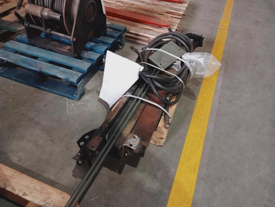 Distribuidor de cabrestante para grúas - Paletno dvigalo: slika 1 Distribuidor de cabrestante para grúas - Paletno dvigalo: slika 1