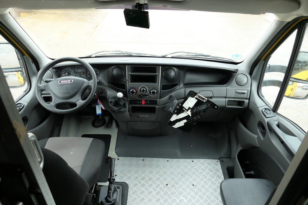 Interior photo 1: IVECO Daily 35 S11 C30C AUTOMATIK KAMERA Regale LUFT D lizing IVECO Daily 35 S11 C30C AUTOMATIK KAMERA Regale LUFT D