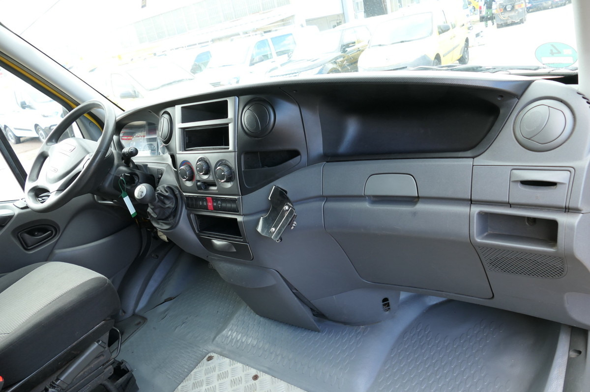 Interior photo 1: IVECO Daily 35 S11 C30C AUTOMATIK Regale LUFT - EURO 5 lizing IVECO Daily 35 S11 C30C AUTOMATIK Regale LUFT - EURO 5
