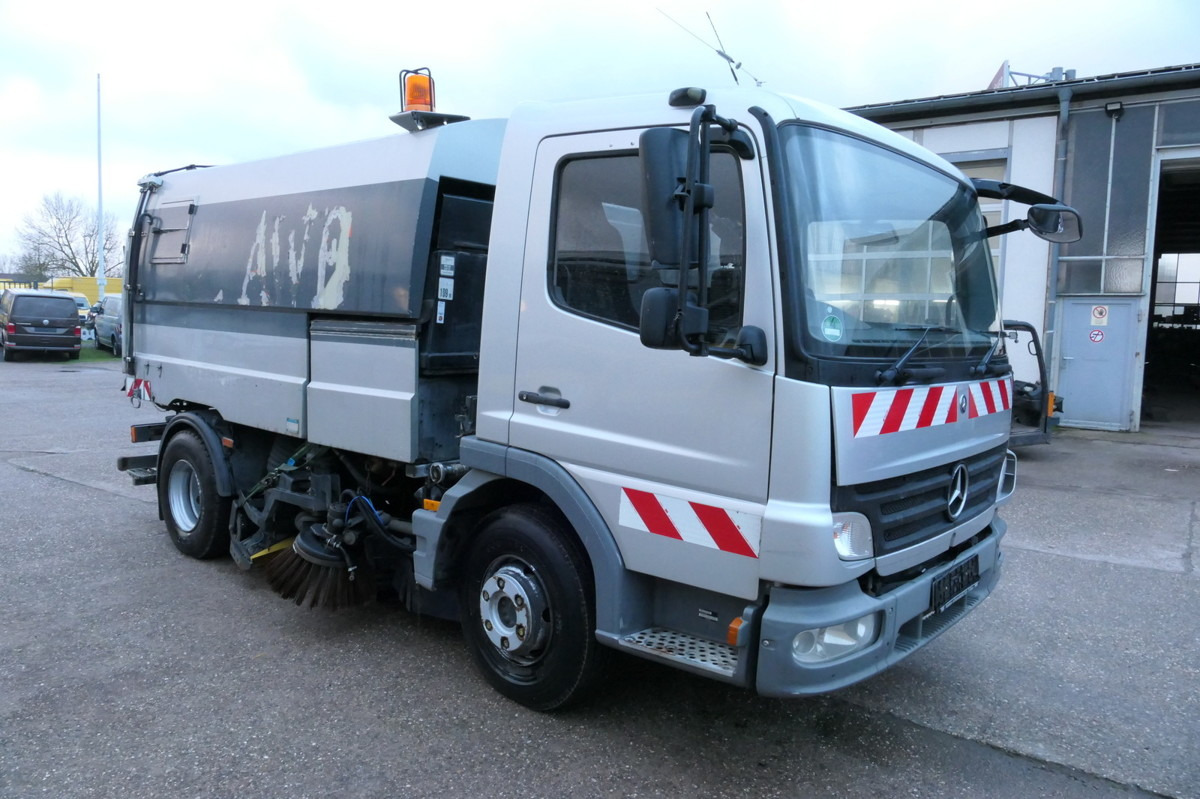MERCEDES-BENZ Atego 1018 Rechtslenker Schmidt SK 500 R Rückfah - Vozilo za pometanje: slika 3 MERCEDES-BENZ Atego 1018 Rechtslenker Schmidt SK 500 R Rückfah - Vozilo za pometanje: slika 3