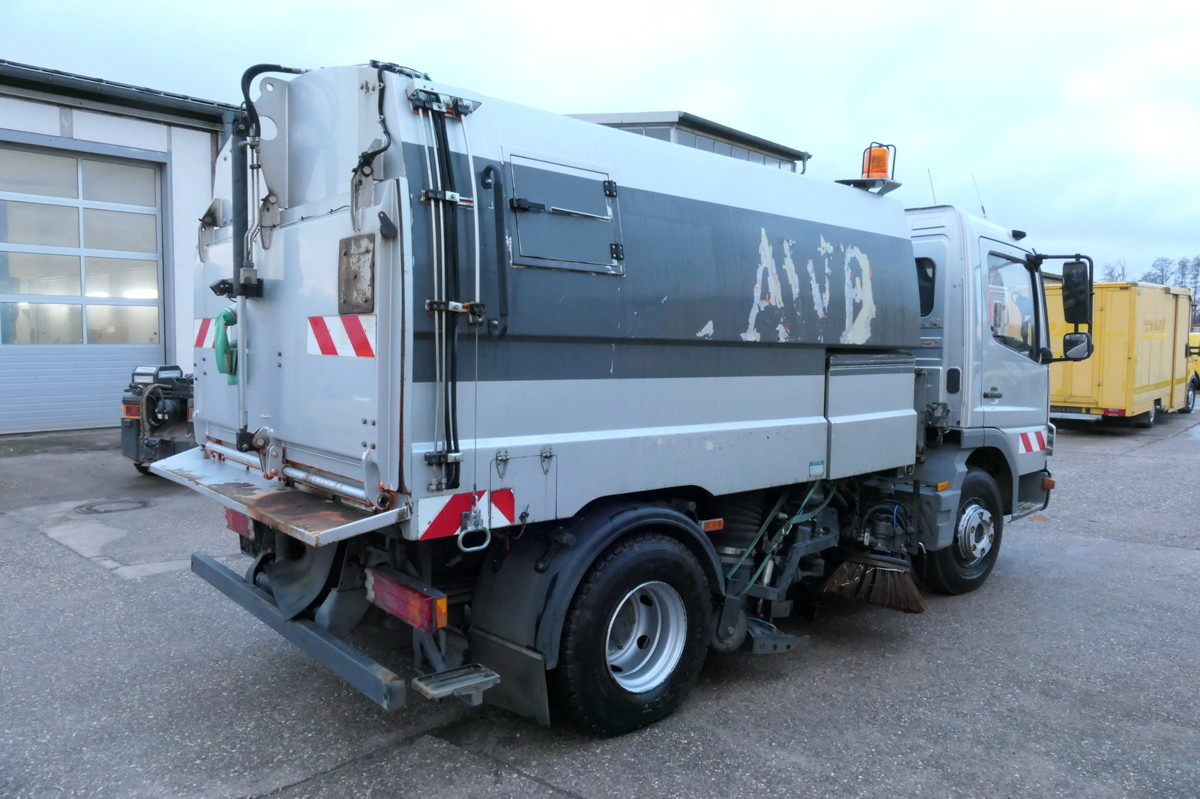 MERCEDES-BENZ Atego 1018 Rechtslenker Schmidt SK 500 R Rückfah - Vozilo za pometanje: slika 4 MERCEDES-BENZ Atego 1018 Rechtslenker Schmidt SK 500 R Rückfah - Vozilo za pometanje: slika 4